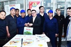 Lãnh đạo Báo Nhân Dân tặng quà người lao động trước thềm xuân 2023. 