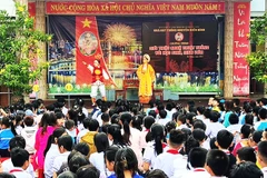 Học sinh xem các nghệ sĩ Nhà hát Nguyễn Hiển Dĩnh biểu diễn trích đoạn tuồng.