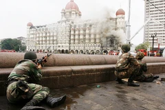 Cảnh sát bao vây nhóm khủng bố trong khách sạn năm 2008. Ảnh: GETTY IMAGES