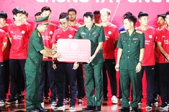 Ban lãnh đạo và cầu thủ CLB Thể Công - Viettel ủng hộ đồng bào lũ lụt.