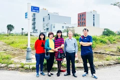 Gia đình ông Nguyễn Tuấn Khoa - con trai của nhà thơ Thâm Tâm tại đường Thâm Tâm. Ảnh: GIA ĐÌNH CUNG CẤP