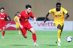 Thắng hai trận liên tiếp, CLB Thể Công - Viettel (trái) duy trì vị trí trong ba đội dẫn đầu. Ảnh: LÊ MINH