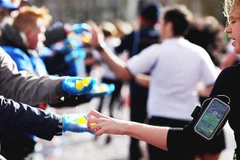 Các vận động viên marathon dùng nước uống Ooho. Ảnh: RunIreland