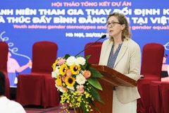 Bà Kristina Buende phát biểu ý kiến tại hội thảo.
