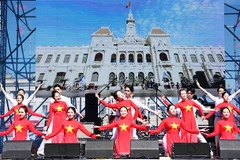 Chương trình biểu diễn văn nghệ do Hội người Việt Nam tại Nga tổ chức. 