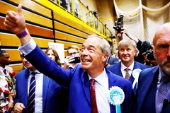 Lãnh đạo đảng Cải cách Vương quốc Anh Nigel Farage vui mừng khi giành thắng lợi lớn. Ảnh: CNN
