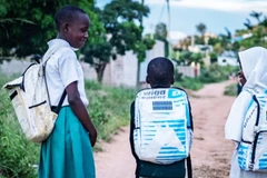 Trẻ em Tazania đeo ba-lô Soma Bags tới trường. Ảnh: CNN