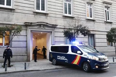 Cảnh sát đột nhập một căn hộ ở Alicante. Ảnh: VOA