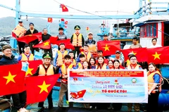 Quận Đoàn - Hội Liên hiệp Thanh niên quận Thanh Khê trao tặng cờ Tổ quốc cho ngư dân.