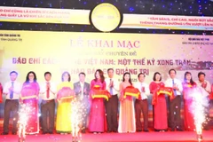 Cắt băng trưng bày chuyên đề “Báo chí cách mạng Việt Nam: Một thế kỷ xung trận và tự hào báo chí Quảng Trị”.