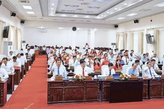 Đại biểu Hội đồng nhân dân tỉnh Cà Mau biểu quyết thông qua Nghị quyết về Đề án hợp nhất tỉnh Cà Mau và Bạc Liêu thành tỉnh Cà Mau.