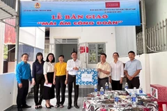 Người lao động nghèo vui mừng đón nhận "Mái ấm công đoàn". Nguồn: Liên đoàn Lao động tỉnh Bình Dương