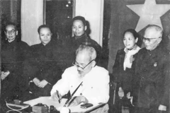 Ngày 1/1/1960, Chủ tịch Hồ Chí Minh ký sắc lệnh công bố Hiến pháp xã hội chủ nghĩa đầu tiên của nước ta. (Ảnh Tư liệu)