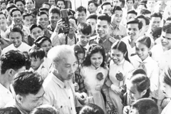 Chủ tịch Hồ Chí Minh nói chuyện với đoàn viên, thanh niên là Chiến sĩ Thi đua dự Đại hội Anh hùng, Chiến sĩ Thi đua toàn quốc lần thứ ba (Hà Nội năm 1962). (Ảnh Tư liệu)