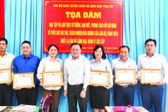Tuyên giáo và Dân vận Tỉnh ủy Tiền Giang khen thưởng các cá nhân điển hình trong học tập và làm theo Bác.