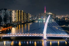 Cầu Ba Son được thắp sáng chào mừng dịp đại lễ kỷ niệm 50 năm Ngày Giải phóng miền nam.