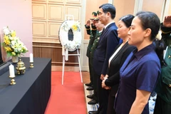 Đại sứ quán, các cơ quan bên cạnh Đại sứ quán dành một phút mặc niệm nguyên Chủ tịch nước Trần Đức Lương.