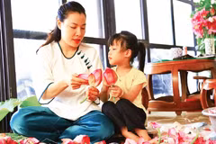 Chị Đinh Thị Hiền tự hào được kế thừa nghề ướp trà sen từ gia đình.