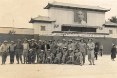 Lễ đài Ba Đình đầu tiên bằng gỗ ván do KTS Nguyễn Văn Ninh thiết kế. Nguồn: Gia đình Kiến trúc sư Nguyễn Văn Ninh cung cấp.