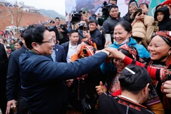 Thủ tướng thăm hỏi, chia sẻ niềm vui cùng người dân tại dự án tái thiết thôn Làng Nủ - Ảnh: VGP/Nhật Bắc