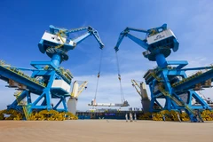 Bốc xếp hàng hóa tại cảng tổng hợp Hòa Phát ở Khu kinh tế Dung Quất (tỉnh Quảng Ngãi). Ảnh: Trần Nguyên Nghị