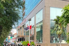 Nhiều người làm việc trong tòa nhà Vincom Đồng Khởi, Quận 1, Thành phố Hồ Chí Minh thoát xuống đất sau dư chấn động đất tại Myanmar, ngày 28/3/2025. Ảnh: HOÀNG HÙNG 