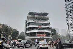 Quyết định dỡ bỏ tòa nhà "Hàm cá mập" nhận được sự quan tâm lớn của người dân và nhiều chuyên gia văn hóa, kiến trúc. Ảnh: MINH VY