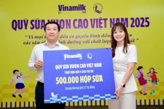 Ông Đỗ Thanh Tuấn - Giám đốc Đối ngoại Vinamilk - trao tặng bảng tượng trưng 500.000 hộp sữa cho đại diện Quỹ Bảo trợ Trẻ em Việt Nam nhân dịp khởi động Quỹ sữa năm 2025. (Ảnh: Nam Anh)