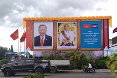 Ảnh chân dung Tổng Bí thư Tô Lâm và Quốc vương Preah Bat Samdech Preah Boromneath Norodom Sihamoni trên một đường phố ở Thủ đô Phnom Penh. (Ảnh NGUYỄN HIỆP) 