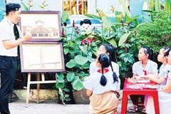 Khưu Tấn Bửu truyền cảm hứng về tranh gạo cho trẻ em. 