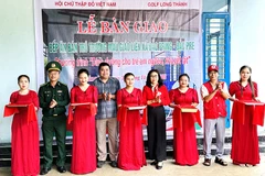 Cắt băng khánh thành, đưa công trình bếp ăn bán trú vào sử dụng.