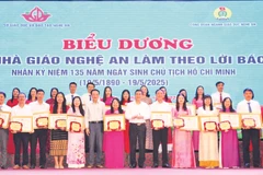 Trao giấy khen, tặng các cá nhân tiêu biểu trong buổi lễ.