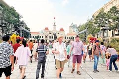 Du khách quốc tế tham quan Thành phố Hồ Chí Minh trong dịp Tết Nguyên đán Ất Tỵ 2025. (Ảnh Mạnh Hảo) 