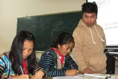  Hơn 90% số học sinh nữ người dân tộc H’Mông các vùng khó khăn của tỉnh Sơn La được đi học.