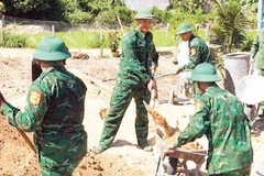 Cán bộ, chiến sĩ Đồn Biên phòng Cát Khánh tham gia xây dựng nhà cho chị Lê Thị Mười ở thôn An Nhuệ, xã Cát Khánh, huyện Phù Cát (Bình Định). 