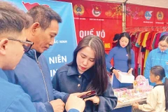 Các đoàn viên thanh niên Bắc Ninh hướng dẫn người dân cài đặt chữ ký số.
