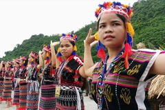 Các cô gái dân tộc Cơ Tu trong trang phục truyền thống.