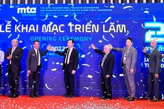 Đại diện Ban tổ chức và đại biểu thực hiện nghi thức khai mạc triển lãm.