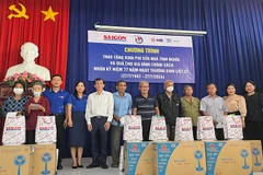 Đại diện Báo Sài Gòn Giải Phóng tặng quà các gia đình chính sách, gia đình có công với cách mạng ở xã Thanh Phước.