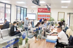 Ảnh minh họa: Người dân đến làm thủ tục tại bộ phận “một cửa” Ủy ban nhân dân quận Đống Đa. (Ảnh: QUỐC TOẢN) 