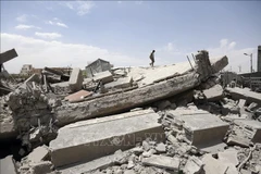 Cảnh đổ nát sau cuộc không kích tại Sanaa, Yemen, ngày 27/4/2025. (Ảnh: THX/TTXVN)