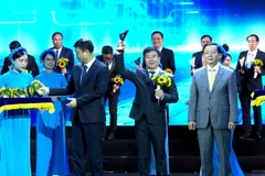 Các Chủ tịch Ủy ban Chứng khoán của Diễn đàn thị trường vốn ASEAN bắt tay lưu niệm