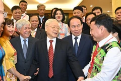 Tổng Bí thư Nguyễn Phú Trọng và Chủ tịch Ủy ban Trung ương Mặt trận Tổ quốc Việt Nam Đỗ Văn Chiến tại cuộc gặp mặt đại biểu dự Hội nghị Biểu dương Chủ tịch Ủy ban Mặt trận Tổ quốc cấp xã và Trưởng ban Công tác Mặt trận tiêu biểu toàn quốc giai đoạn 2017-2022, ngày 26/11/2022. 