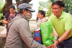 Đại diện Ngân hàng thực phẩm Bình Phước trao quà hỗ trợ cho người dân có hoàn cảnh khó khăn.