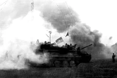 Ngày 9/4/1975, các đơn vị bộ binh và xe tăng thần tốc tiến về giải phóng Xuân Lộc, “cánh cửa thép” – căn cứ phòng thủ trọng yếu của địch bảo vệ Sài Gòn từ phía Đông Bắc. (Ảnh: Tư liệu/TTXVN)