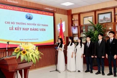 Lễ kết nạp đảng viên của chi bộ Trường THCS và THPT Nguyễn Tất Thành.