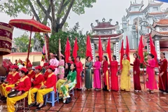 Đại diện đông đảo các tầng lớp nhân dân tham dự lễ hội mùa Xuân tại đình Thái Bình.