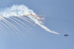 Khoảnh khắc Su-30MK2 thả đạn nhiễu trên bầu trời Thành phố Hồ Chí Minh