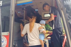Anh Đỗ Bá Duy cùng vợ và con nhỏ được hỗ trợ tiền, bắt xe về Hà Nội rồi bắt tiếp xe để về quê Tuyên Quang. (Ảnh: ANH ĐÀO)