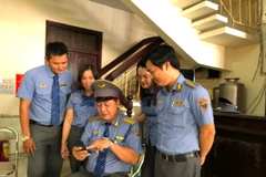 Tổ tàu xem lại hình ảnh đỡ đẻ sản phụ Nguyễn Thị Nhâm trên tàu